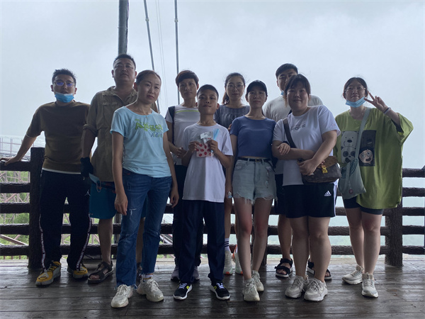 定期組織員工旅游營造輕松愉快的活動氣氛，努力為員工提供良好的工作和休閑環(huán)境，激發(fā)員工的集體意識和團隊精神，增強企業(yè)的凝聚力。(圖3)