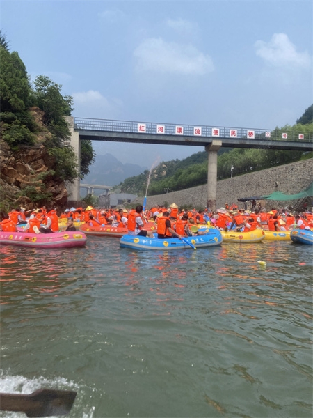 定期組織員工旅游營造輕松愉快的活動氣氛，努力為員工提供良好的工作和休閑環(huán)境，激發(fā)員工的集體意識和團隊精神，增強企業(yè)的凝聚力。(圖4)